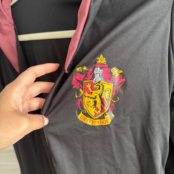 Harry Potter Gryffindor Black Cape Robe Size Medium (fits up to Large) - Picture 2 of 5